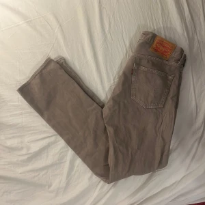 Beiga Levi’s 501 - Säljer dessa riktigt feta beiga Levis 501 jeans. De har en rak passform och är tillverkade i bomull. Perfekta för en stilren look. Skriv vid minsta funderingar! 👍