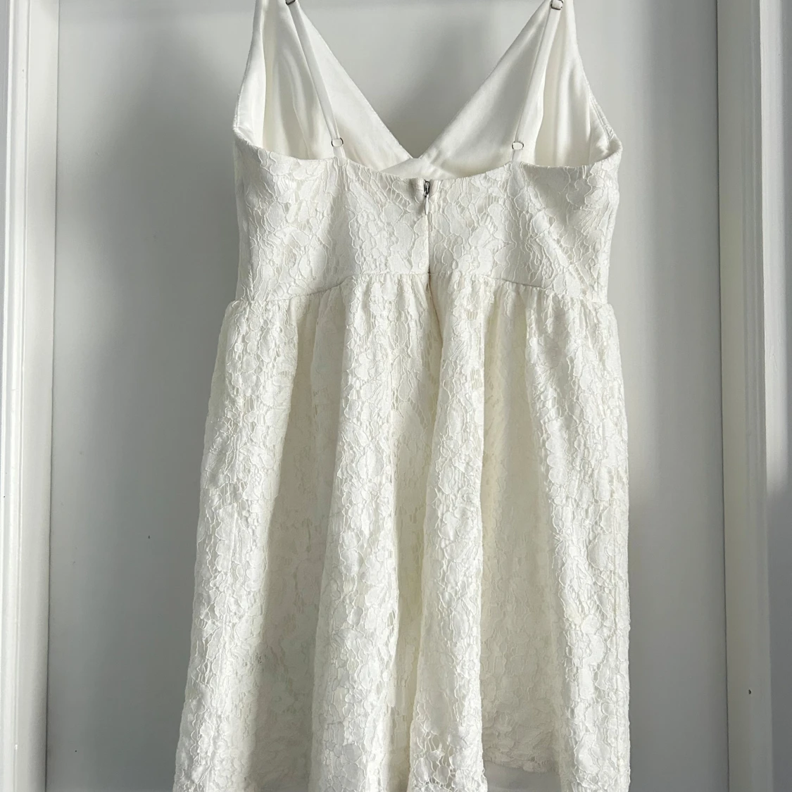 Vit spetsklänning från NLY Eve - 1