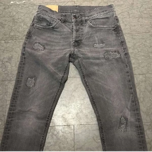 Dondup jeans - MÄRKE DONDUP: MODELL GEORGE: NYPRIS CA 3 000- 4000: MITT PRIS 679: STORLEK 32: SNYGGA SLITNINGAR: hör av er vid funderingar!😃