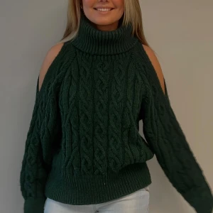 Grön stickad polotröja - Säljer en snygg grön stickad polotröja med cold shoulder🌸🌸#stockholmsstil #grön #zara