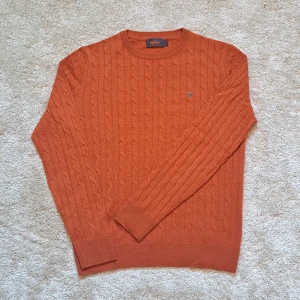 Orange Morris Tröja - 100% merinoull  - Hej säljer en snygg Morris tröja gjord av 100% merinoull. Färgen är orange. Jättefin 🏝 Den har inga defekter och är som ny. Skick: 9/10. Stl S. Hör av dig om du har några frågor eller vill ha fler bilder. Mvh Galgen 🤗