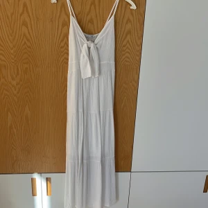 Vit långklänning - En såå somrig och fin långklänning! Står ingen storlek men skulle säga att den är en S, jag är ca 170 och brukar ha xs/s och den passar mig perfekt🫶🏽🫶🏽 