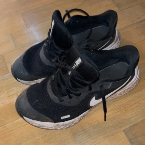Svarta Nike sneakers - Nike skor som jag säljer i storlek 38. Kan även fräschas innan köp(pris kan diskuteras) mötes endast upp!
