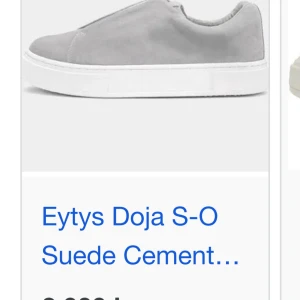 Grå mocka sneakers från Eytys - Snygga grå sneakers i mocka från Eytys med en stilren design. Använda ett fåtal gånger så i väldigt fint skick