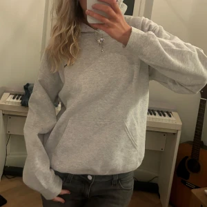 Iets frans hoodie🩶 - Ljusgrå hoodie med svart broderad logga. Storlek S💕