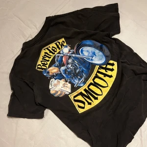 Vintage 1990s ’Camel’ T-shirt | Made in USA | Single Stitch -  Plagg: Vintage ’Camel ’ T-shirt | År: 1990s | Tillverkad i: USA | Färg: Grå | Storlek: M/L | Mått | Bröstvidd: 52cm | Rygg: 68cm