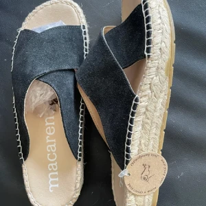 Svarta skinn  sandaler från Macarena 37  - Snygga svarta sandaler från spanska Macarena med breda remmar i mocka och en bekväm sula i naturmaterial. Perfekta för sommarens varma dagar. Handgjorda 