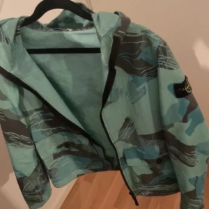 Stine Island jacka - Tja! Jag säljer nu denna jackan i junior sitter som xs och passar bra på mig som är 172! Har en klassisk luva och känns lite som en overshirt. NYPRIS 5 tusen har kvitto samt tags