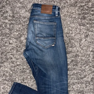 Jack and Jones jeans med slitningar  - Tjena säljer nu mina feta Jack and Jones jeans med trendiga slitningar! Modellen är Slim Glenn ✅ Storlek W30 L30 🙌🏻 Tveka inte att höra av er vid frågor!
