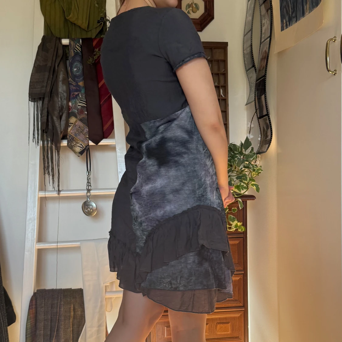 Grå multifärgad klänning med volangdetaljer - 1