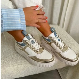 Vita skinn sneakers 40 copenhagen shoes  - Snygga vita sneakers  med  blå inslag. Skorna har en tjock sula och snörning framtill. Perfekta för en trendig look. Vit/ denim/gold färg . Original kartong. Från danska Copenhagen shoes. 