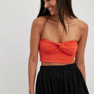 Tubetop - En tubetop med speciell detalj i en superfin färg från NA-KD i storlek S 🤍 Helt oanvänd med lappen kvar, kostar 229kr som ny 🥰 Det är bara att skriv om du har frågor eller vill ha fler bilder!