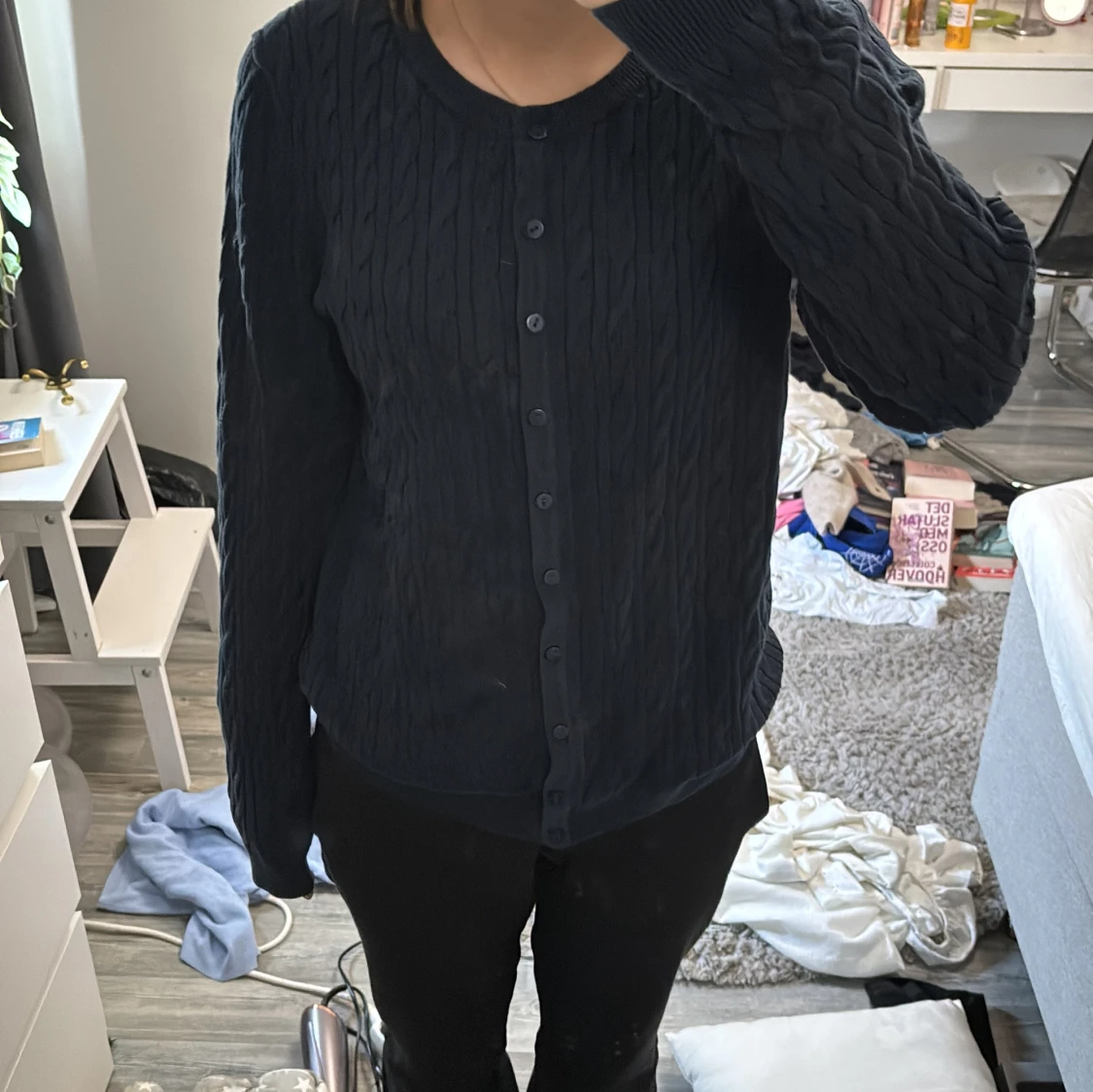 Svart kabelstickad kofta