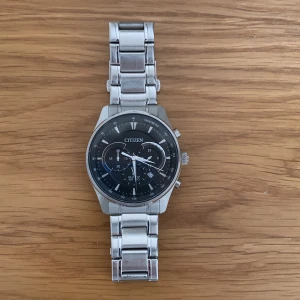 Citizen klocka - Citizen klocka. Köpt förra året, knappt använd. Ställ mer frågor om klockan om du är intresserad. 