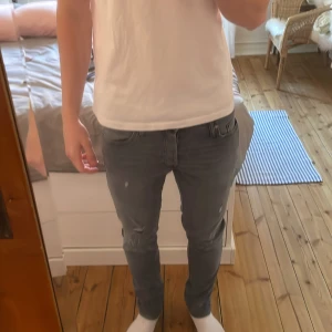 Gråa Jack and Jones jeans - Jeans från Jack and Jones i modellen Slim/Glenn, storlek 31/32. På bilden är jag 183cm och väger 73kg. Jeansen är i bra skick.