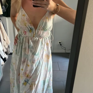 Långklänning - As gullig långklänning med blom mönster🩷🩷passar s-l, går att spänna in🩷🩷