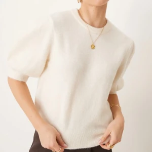 krämvit stickad tröja - Säljer en krämvit topp med korta ärmar från Gina. Endast använd 1 gång. Bra kvalitet. Den ser lite gul ut på bilden men är vitare i verkligheten. Skriv för frågor!!💞