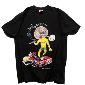 Svart t-shirt från Supreme med konstnärligt tryck - Säljer en svart t-shirt från Supreme med ett unikt konstnärligt tryck av Dan Johnston. T-shirten har en normal passform och är tillverkad i bomull. Perfekt för dig som vill sticka ut med en cool design.