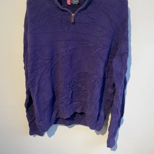 Lila stickad half zip tröja - Fin stilren tröja som är använda väldigt fåtal gånger alltså väldigt bra skick, de är bra material. Varan kommer skickas inom 24 timmar från att du köpt plagget📦