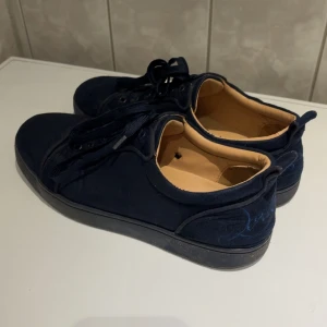 Mörkblåa loubitins - Sexiga mörk blåa loubs, sulorna är lite slitna men annars är skorna i bra skick. De bara att skriva o fråga om mer bilder. Storlek 42-43