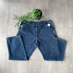 Blå jeans från Wrangler - Säljer ett par klassiska Wrangler jeans i mycket bra skick! Perfekta för en tidlös och avslappnad stil.  ✔️ Märke: Wrangler ✔️ Storlek: 38x30 ✔️ Färg: Blå denim ✔️ Passform: Regular/Loose fit ✔️ Skick: Mycket bra, inga fläckar eller hål  Slitstarka och bekväma jeans som passar både till vardags och arbete. Kan skickas via Plick! 📦✨  📩 Skicka meddelande vid frågor!