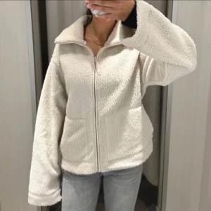 Beige/vit  teddyjacka - Mysig beige teddyjacka från H&M helt slutsåld och super trendig 