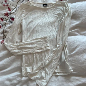 Vit långärmad tröja från Gina tricot  - Säljer en enkel och stilren vit långärmad tröja från Gina tricot. Perfekt basplagg för alla tillfällen. Tröjan har en rund halsringning och är gjord i ett mjukt material.