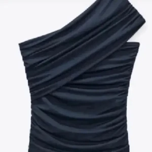 Mörkblå oneshoulder topp från Zara - säljer denna jätte snygga topp från zara! perfekt till sommaren💕har prislappen kvar och aldrig använd💕