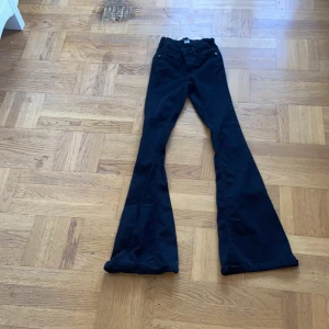 Svarta bootcut byxor - Fina svarta boot cut jeans 😍
