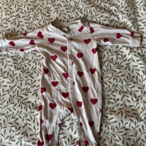 Pyjamas - En härlig mjuk pyjamas med hjärtan, knappstängning med tryckknappar. Använd ett fåtal gånger 
