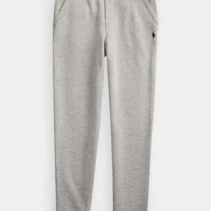 Grå mjukisbyxor från Ralph Lauren - Snygga och bekväma grå mjukisbyxor från Ralph Lauren. Dem är helt nya för att vi köpte fel storlek. Har i storlek L och M. Kontakt vid intresse!