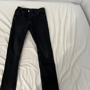 Svarta skinny jeans - Snygga svarta skinny jeans från H&M i storlek 158. De har en klassisk femficksdesign och stängs med dragkedja och knapp. Perfekta för en stilren look.