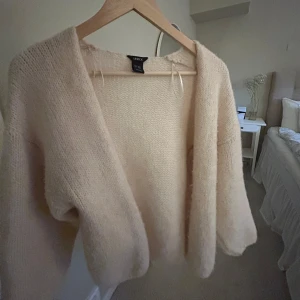 Beige stickad kofta från Lindex - gosigaste koftan från Lindex köpt förra sommaren!! inte alls använd mycket 🐻