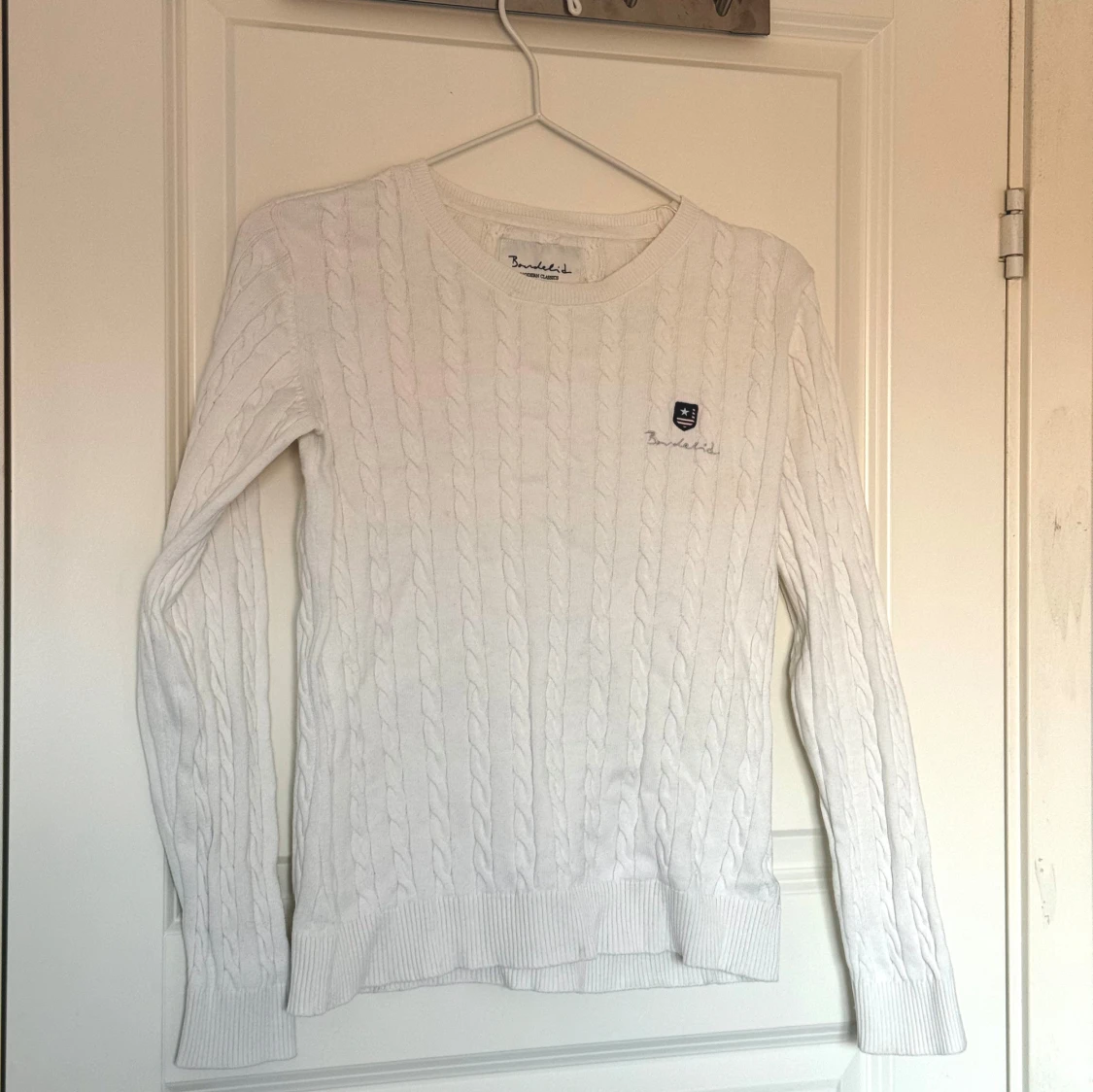 Vit kabelstickad tröja från Bondelid