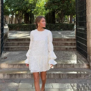 Studentklänning  - Superfin studentklänning från Gina!! Tyvärr passade ej mig😥prislappen finns kvar!! Slutsåld på hemsidan💗