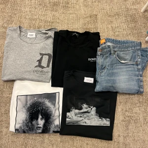  BUNDLE - Tja! Erbjuder just nu en bundle av lite plagg som inte används. Perfekt för dig som vill flippa och tjäna snabba pengar eller dig som önskar fylla på garderoben. Har själv varken tid eller kraft att sälja plaggen styckvis och erbjuder därför en snabb affär till bra pris. Allt är storlek L och jeansen 33/32. Vita limitaton har några små hål och jeansen är lagad i grenen hos skräddare samt upprivna fickor. Ena limitaton kommer i sin originalförpackning. 350 för allt!!!