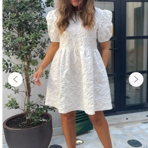 Vit klänning från BYIC - Säljer denna söta vita klänningen från BYIC med puffiga armar. Perfekt till student! Aldrig använd så den är som ny💓💓