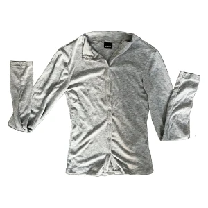 Cardigan - Grå cardigan från Gina tricot, aldrig använd. Väldigt mjukt material, perfekt för våren och sommaren.