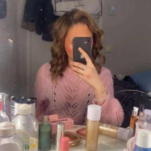 SLUTSÅLD HM TRÖJA  - Jättegullig populär stickad tröja från HM i mohair som är perfekt nu till våren, använd få gånger utan någon defekt. 🩷(lägg prisförslag?)