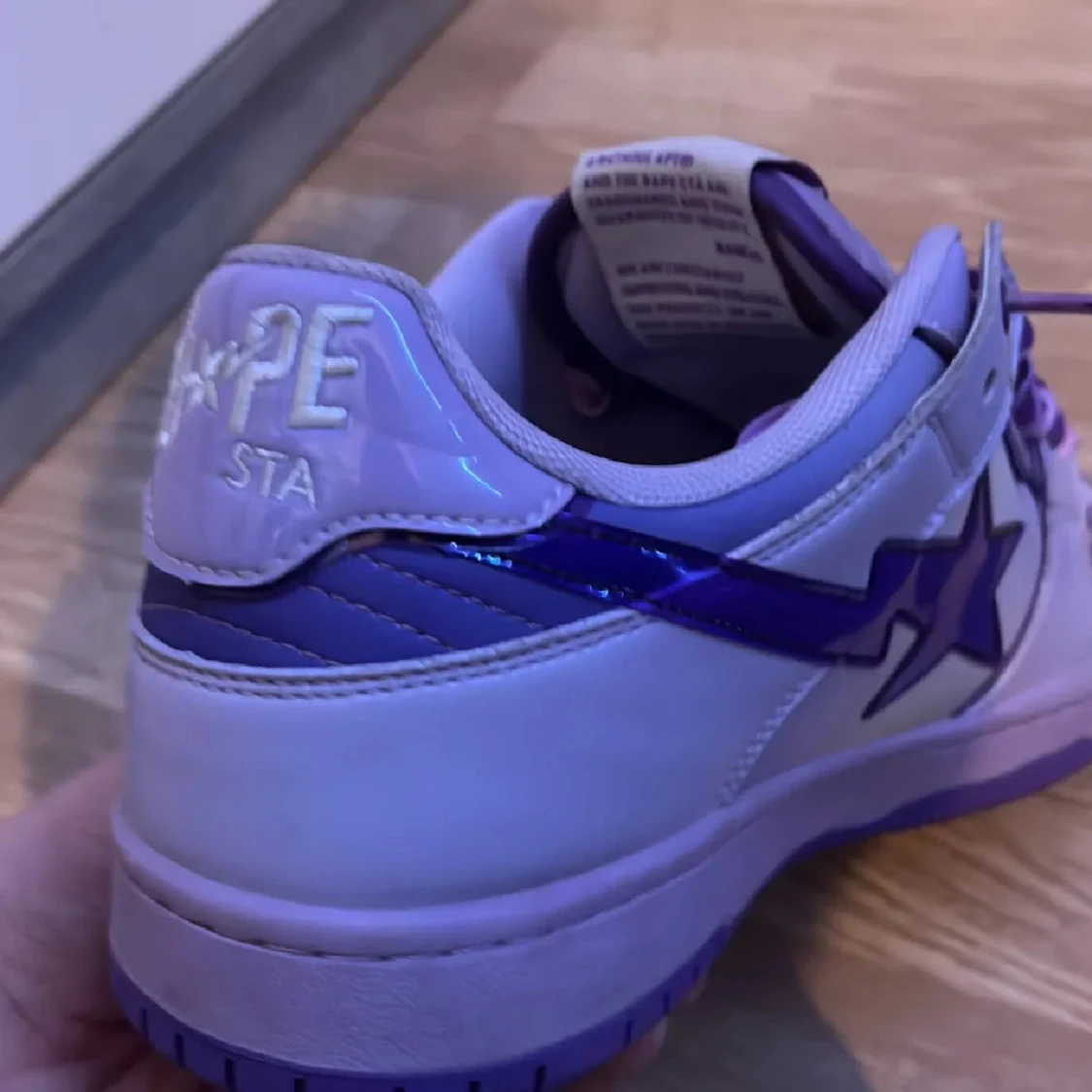 Lila och vita sneakers från Bape - 2