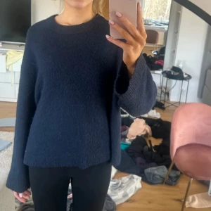 Mörkblå stickad tröja från Gina tricot  - Säljer en stilren mörkblå stickad tröja från Gina tricot 