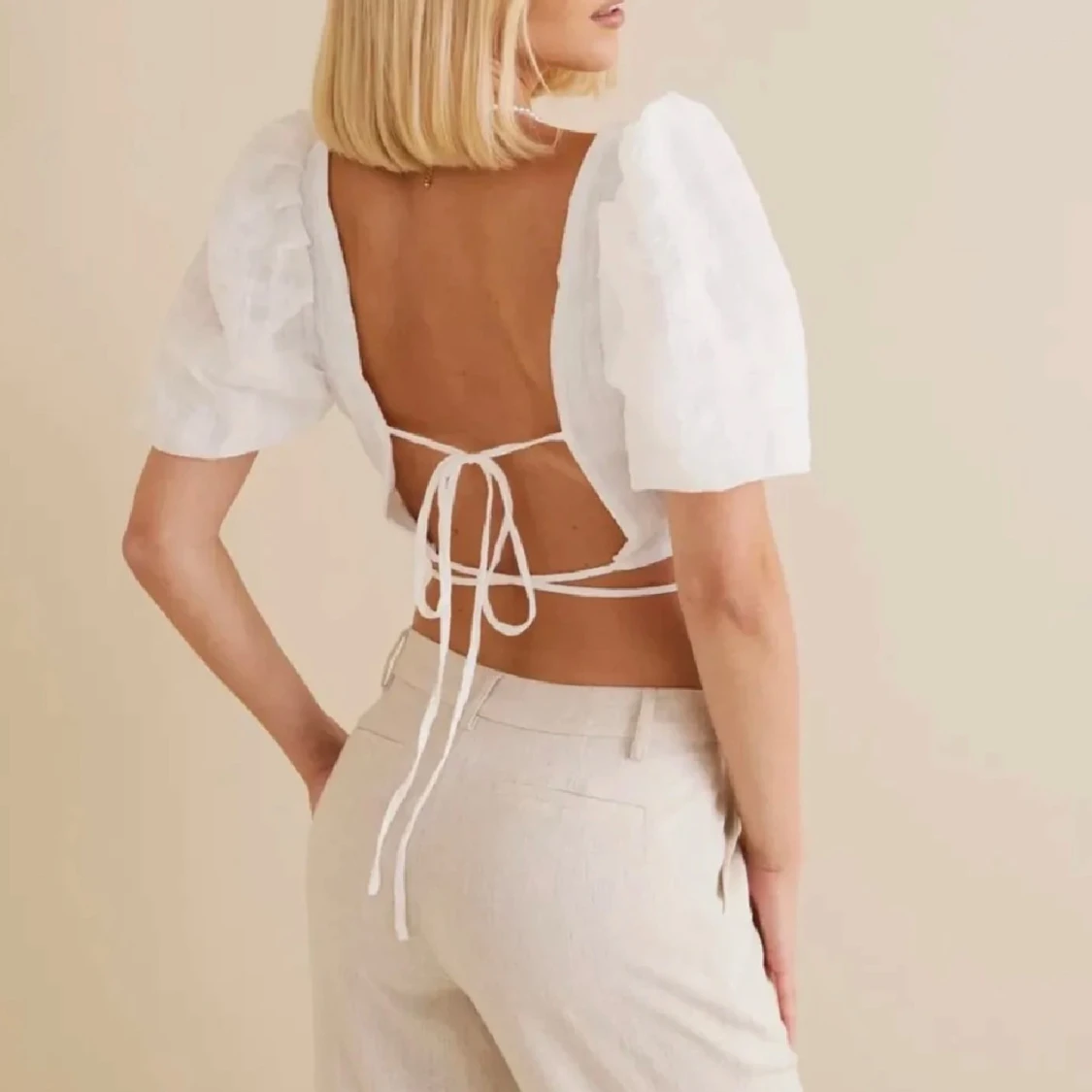 Vit croppad blus med puffärm och snörning