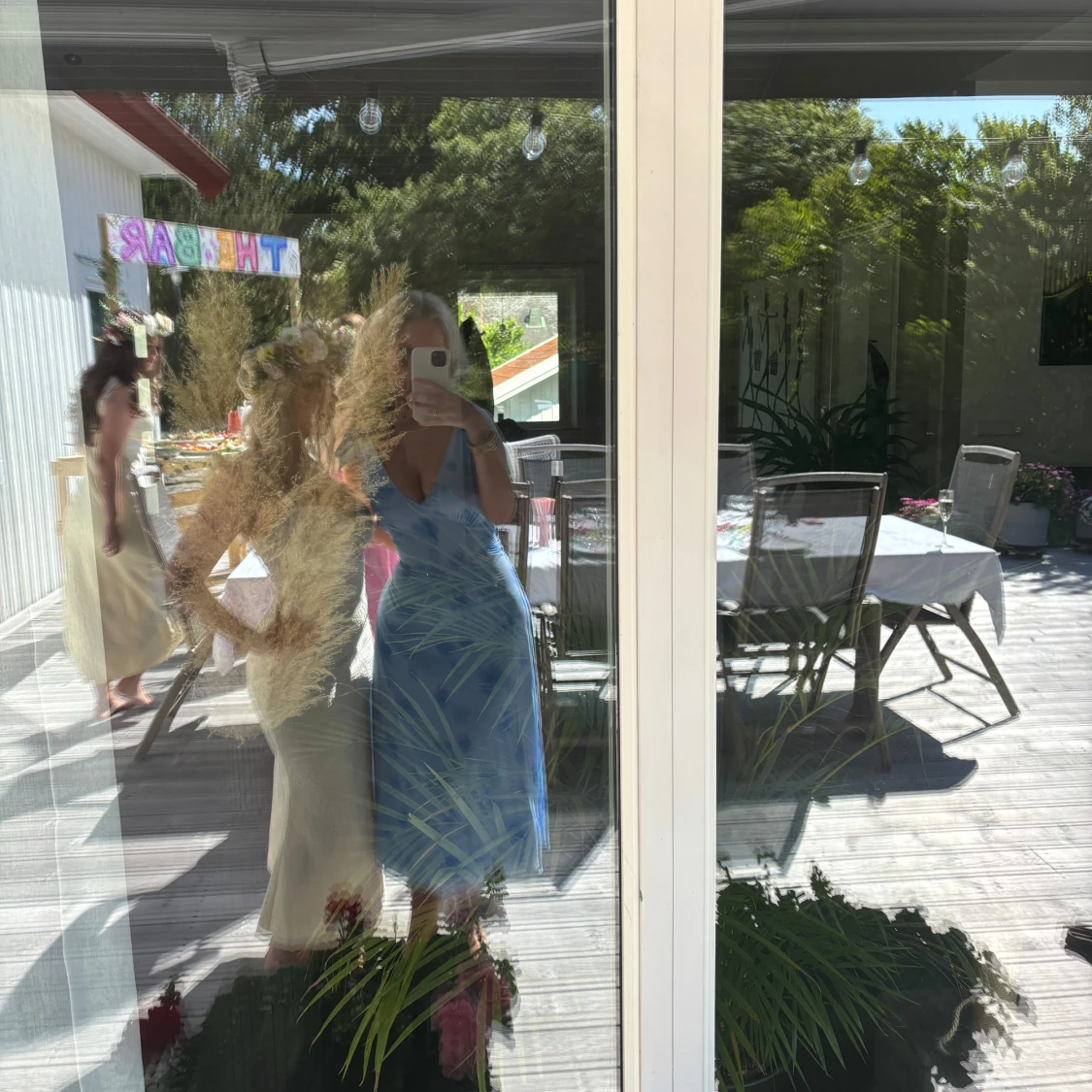 Blå blommig omlottklänning med knyt - 1