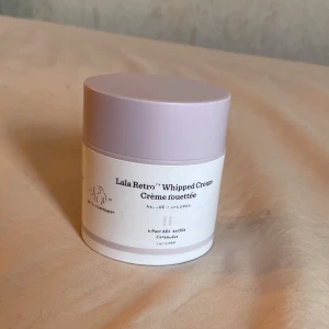 Drunk Elephant Lala Retro Whipped Cream - Den är köpt i början av 2024, bara använd ett pump men den passade inte min hudtyp. Nypris 789kr och kommer i förpackningen💕Förpackningen är lite skadad eftersom den legat i min låda. Skriv gärna för fler bilder t.ex inuti. Kan gå ner lite i pris vid snabb affär:)