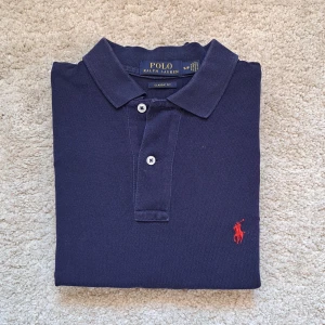 Marinblå Ralph Lauren Pike - Stl S, Classic Fit - Fin Pike från Ralph Lauren perfekt till sommaren! ☀️ | Skick: 8,5/10, Mycket bra! | Stl: S, Classic Fit | Han på bilden är 170cm | Fraktar spårbart med Instabox eller Postnord | Mvh Galgen 🤗