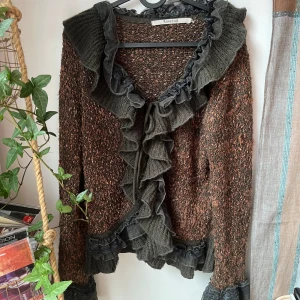 Kofta med volanger  - Unik och fin kofta med massa lager i olika material 