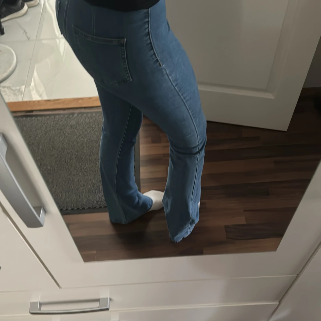 Blåa bootcut jeans med hög midja - 2