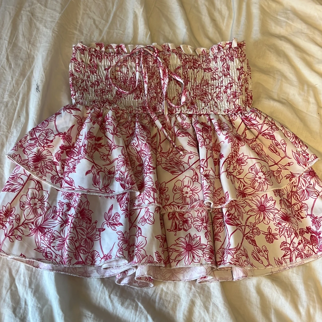 Vit och rosa blommig volangkjol