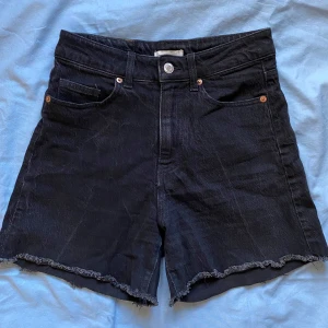 Svarta korta jeansshorts från H&M - Svarta korta jeansshorts från H&M som inte kommer till användning längre 🥰De är i bra skick och storlek 36. Kan frakta eller mötas upp i Stockholm!
