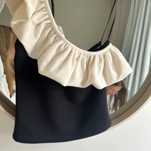 Svart topp med volangdetalj - Snygg topp från hm med volang! 